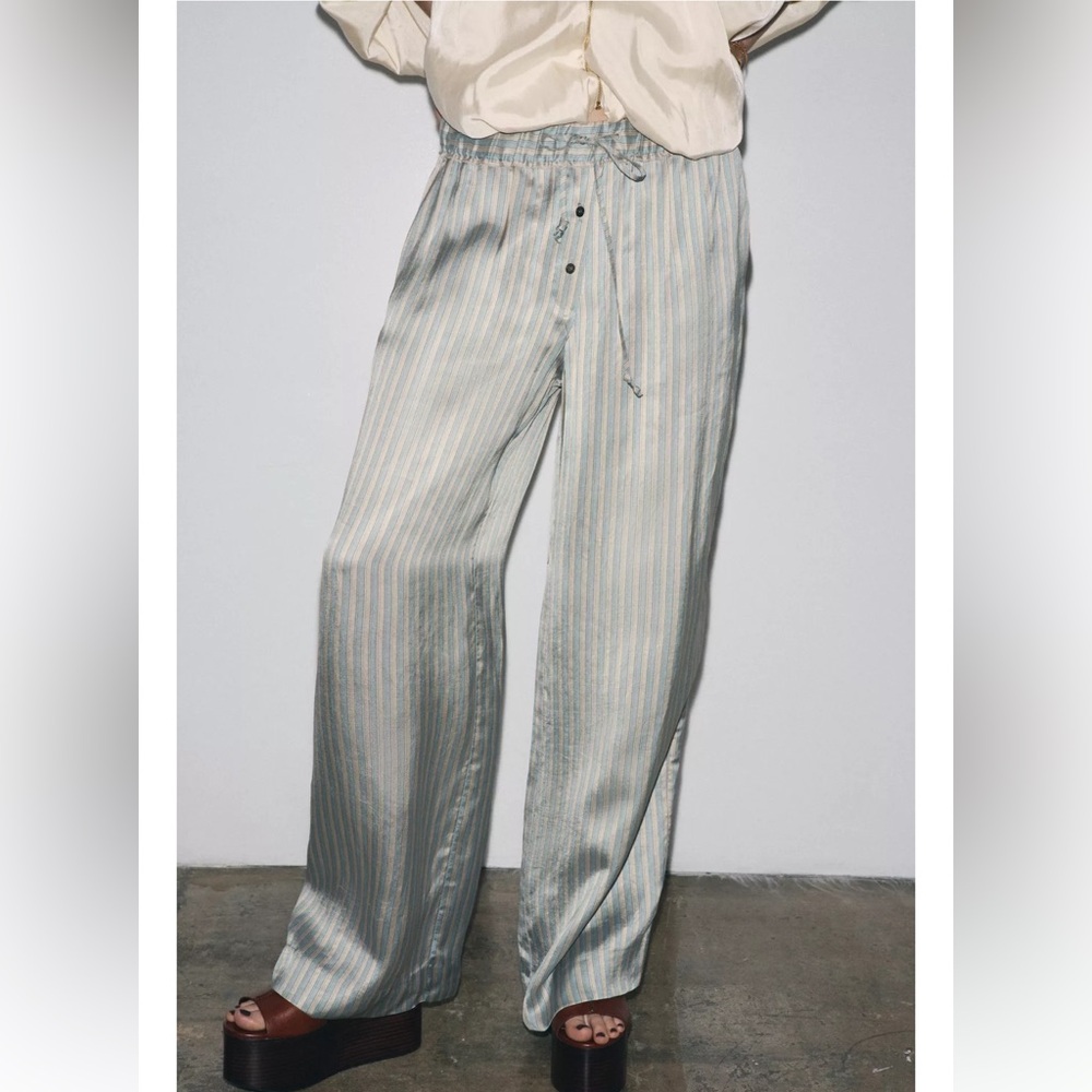 Zara Light Blue Striped Trousers

ZW COLLECTION STRIPED PAJAMA PANTS
